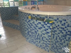 Облицовка мозаикой джакузи с люком-невидимкой