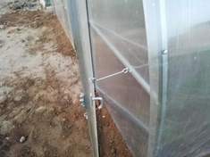 Теплица в Ракове 8х3,5м. Фиксация полного раскрытия двери