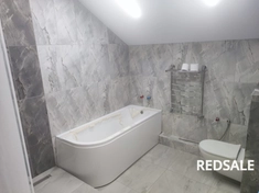 Ванна из акрила установлена на каркас. По периметру она закреплена с использованием жидкого гвоздя и заделана силиконом для предотвращения возможных протечек воды. Также установлены сливной и переливной отверстия, а также декоративный экран.