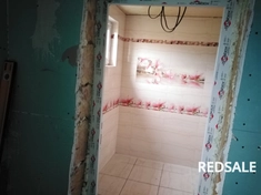 Укладка плитки на стены с выравниванием и декоративными вставками.