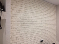 Поклейка обоев произведена с тщательной подготовкой стен и подбором материалов. Использовались виниловые обои с текстурой под натуральные материалы.