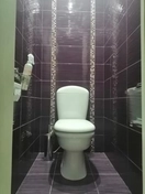 Использована керамическая плитка с матовой поверхностью. Стены загрунтованы и выровнены для ровной укладки. Плитка уложена вручную, швы ровные, с применением уровня для точной подгонки.