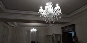 Люстра ровно установлена, проводка скрыта, освещение работает без сбоев.