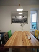 Использованы надежные крючки и крепежи для предотвращения повреждений стены.
Картина висят ровно, расположение идеально соответствует интерьеру.