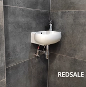 Монтаж и подключение умывальника. Укладка широкоформатного керамогранита на стены в санузле.