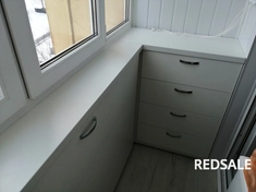 Мебель на балкон, изготовленная под заказ, выполнена из ЛДСП с учётом размеров и пожеланий клиента. Использованы качественные материалы, обеспечивающие долговечность. Процесс включал проектирование, сборку каркаса, установку фурнитуры и финальную отделку.