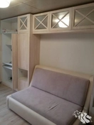 Изготовление гостиной из дерева с зеркалами