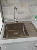 Установка мойки на кухне.
Фартук из керамической плитки.