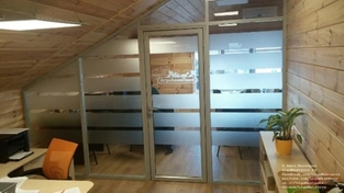 Уникальная скошенная перегородка в офисе.