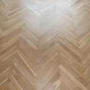 Ремонт паркета — это многоэтапный процесс, который требует определенных навыков и инструментов. Пример Дубового паркета под водным лаком.