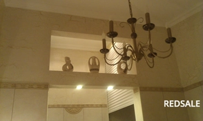 Укладка плитки в ванной комнате с дополнительным декором стен в виде кракелюра.