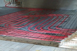 Укладка тёплого пола в ванной комнате. Поверхность ванной комнаты была тщательно подготовлена, устранены неровности и дефекты.