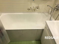 Установлены опоры, затем установлена ванная по уровню, затем подключен слив к канализационной системе и подсоединена горячая и холодная вода. Боковина ванной закрыта щитом.