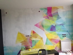 Поклейка ярких обоев в детской комнате