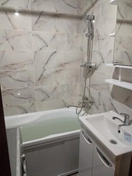 Работы включали демонтаж, замену сантехники, укладку плитки, отделку. Использованы качественные материалы и профессиональные методы.