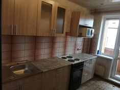 Сборка кухни выполнена с соблюдением всех этапов и стандартов. Использованы прочные крепежи и качественная фурнитура. Процесс включал установку модулей, монтаж столешницы, регулировку дверей и подключение бытовой техники.