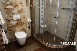 Согласно инструкции производителя, смонтированы стены кабины, подключены трубы, и проверена работа душевой.