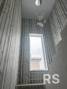 Использованы качественные виниловые обои, устойчивые к влаге и механическим повреждениям.
Поверхность стен тщательно подготовлена: выровнена и прогрунтована.