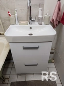 Установка мойки с предварительной сборкой тумбы.