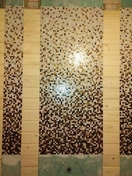 На фото показана отделка стен имитацией бруса, выполненная из хвойных пород древесины. Для создания использовались шлифовальные материалы и морилка. Поверхность обработана лаком для долговечности и защиты от влаги.