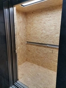 Проведена обшивка стен лифта фанерой, применяя высококачественную фанеру и точные методы монтажа. Результат — прочное и эстетичное оформление внутреннего пространства лифта.