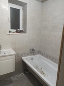 Облицовка керамической плиткой с фризом и декоративными вставками