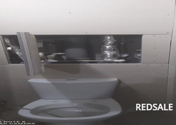 Произведена зашивка стояка в санузле гипсокартоном. Установлен ревизионный люк для доступа к коммуникациям. Использовался влагостойкий гипсокартон, металлический профиль и саморезы.