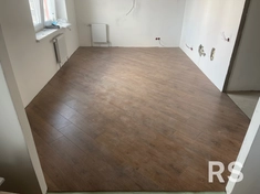 Время работы 3 часа. Ламинат уложен на ровный пол, с подложкой, замковым методом, без зазоров, с обработкой стыков и соблюдением технологических зазоров.