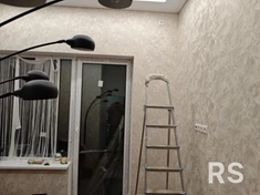 Поверхность была подготовлена, обои нарезаны.
Клей нанесен на стену, полотна аккуратно приклеены.
Работа выполнена без пузырей и неровностей.