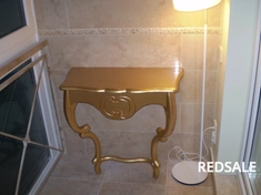 Укладка плитки на стены в лоджии и декорирование деревянной консоли.