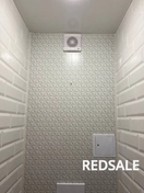 Ремонт сан-узла с зашивкой задней стенки ПФХ панелями.