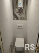 Ремонт туалет-ванная "под ключ".
Плитка уложена на выровненные стены, установлены коммуникации, скрытые в коробе, смонтирован подвесной унитаз.