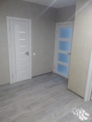 Поклейка бумажных обоев коридоре