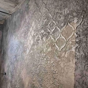 Декоративная штукатурка выполнена в трафаретной технике + велюр
