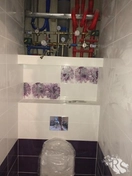 Облицовка плиткой обычного туалета с коробом и нишей