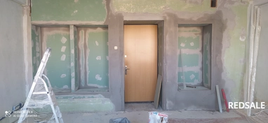 Зашивка офиса гипсокартоном. Гипсокартонные листы были тщательно выровнены, обеспечивая идеально ровную поверхность для последующей отделки.