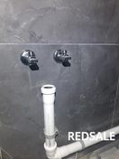 Установка канализации по заказу клиента снаружи уменьшенным диаметром. Время затрачено: 1ч.
Инструмент: перфоратор, набор буров, шуруповерт, лазерный уровень, отвертки, резак для труб.