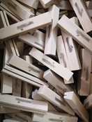 Создал основание деревянного ценника, используя тщательно выбранное дерево и опытные навыки.