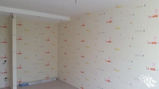 Поклейка обоев в комнате