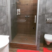 Душевая кабина установлена на выровненное основание. Проведены подключения к водопроводу и канализации, выполнена герметизация швов.