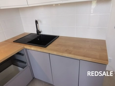 Установка мойки, в мойки сделаны работы отверстие под смеситель и подключение его к воде 