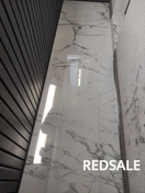 На фото укладка керамогранита размером 90/90 на балконе. Использованы качественные материалы и профессиональные инструменты.