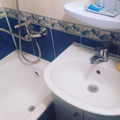 Умывальник был прочно закреплен, обеспечивая его стабильность и надежность.