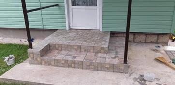 Выполнено крыльцо без использования уголков.