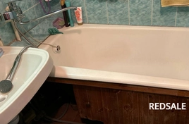 Установка ванной на опоры и облицовка деревянным щитом и подключение воды. Полная герметизация щелей между ванной и стенами.