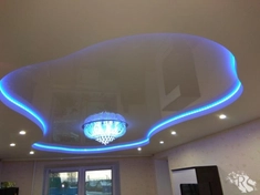 Двухуровневый потолок в гостиной