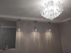 Использованы качественные крепежи, подключение выполнено с учетом безопасности и заземления.
Работа завершена быстро, люстра ровно отцентрирована на потолке.