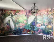 Использованы флизелиновые полотна, специальный клей и инструменты для разглаживания.
Обои аккуратно нарезаны и наклеены встык.
Поверхность выглядит безупречно, без пузырей и заломов.