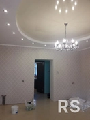 Произведена поклейка новых обоев. Обновлены напольные покрытия и плинтуса.