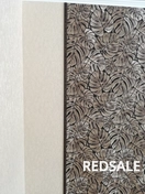 Тщательно подготовил стены, использовал высококачественный клей. Равномерно наносил обои, избегая пузырей. Результат — безупречное покрытие, долговечное и эстетичное.